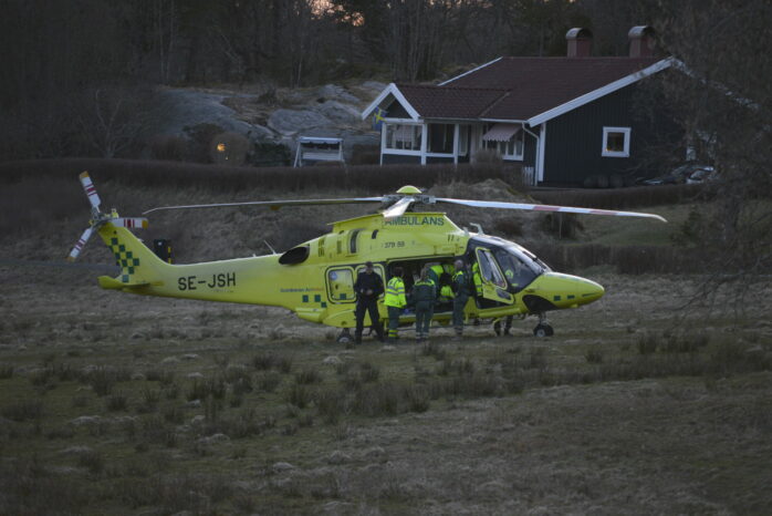 En ung pojke fördes till sjukhus med ambulanshelikopter efter att ha blivit påkörd av en personbil i Hålanda. Bild: Blåljus Ale. 
