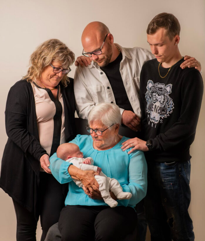 Mona Norinder är äldst av fem levande generationer. Här ses hon tillsammans med sin dotter Sivana, barnbarnet Andreas, hennes barnbarnsbarn Anton och lille Aston. BILD: Privat. 