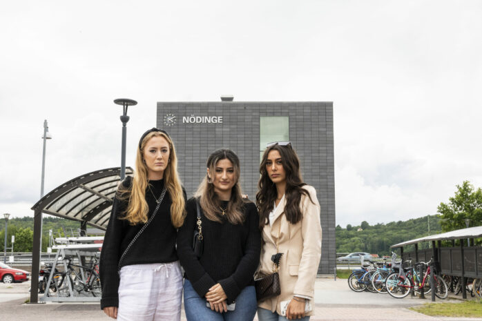 Klara Björkman, Danella Sawa och Mariam Ramadan tycker att ungdomarna i Ale också bör få ett busskort som täcker deras behov – precis som vännerna i Göteborg får.