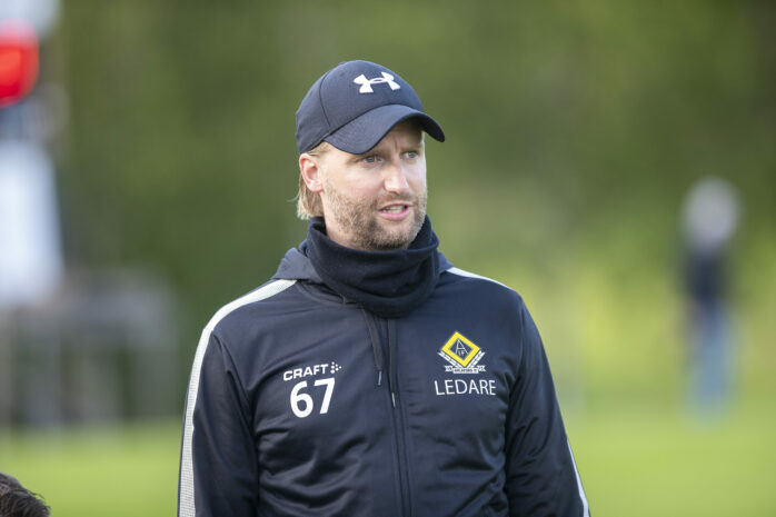 Niklas Tidstrand kan idag rapportera om ett starkt nyförvärv inför hösten. Viktor Adebahr med meriter från spel i division 1 och den norska Superettan är klar för AIF.