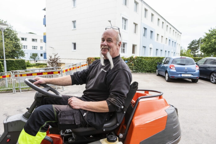 Rolf Gustavsson från Alafors har gått i pension efter att ha arbetat drygt 42 år som fastighetsskötare på Riksbyggen i Bohus.