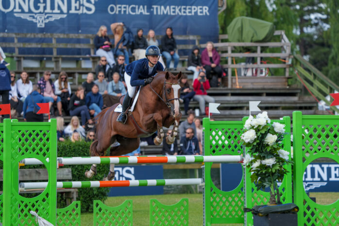 Lydia Lindén och hennes häst Hotlix kommer att tävla i unghäst-VM i hoppning. Foto: KimC.nu by Ateni AB