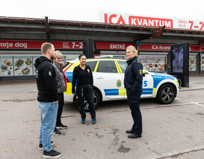 Per Åsén, Ale kommuns fältenhet, Marianne Sjöö och Maha Asplund, butiksägare respektive butikschef, samt Jessica Ask, kommunpolis.