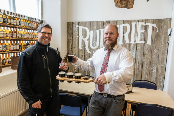 Jarrad Harrington, avgående bryggare, och Niklas Wallström, ordförande Ahlafors Bryggerier, smakar av årets julöl som nu finns till försäljning på Systembolaget.