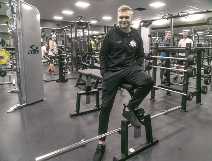 Joel Mellomgård presterade på topp i distriktsmästerskapet i styrkelyft och fick kliva upp överst på pallen i ungdomsklassen, -74 kilo.