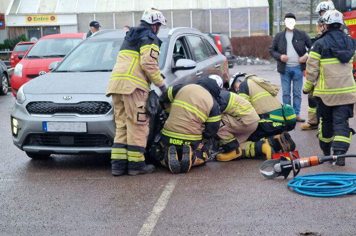 En vinna försökte få stopp på en bil som börjat rulla, men fastnade själv i hjulhuset. Bild: Christer Grändevik