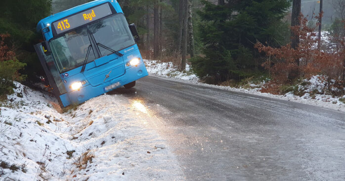 Under måndagseftermiddagen gled buss 413 i diket. Foto: Privat.