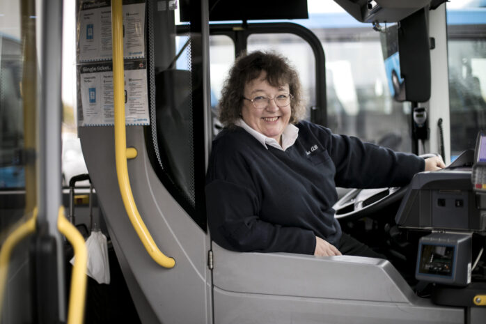 Lite mindre politik och lite mer busskörande är att vänta under nästa år för Mona Burås Dieng, som vid årsskiftet lämnar uppdraget som kommunalråd i Lilla Edets kommun.
Bild: Maja Kristin Nylander