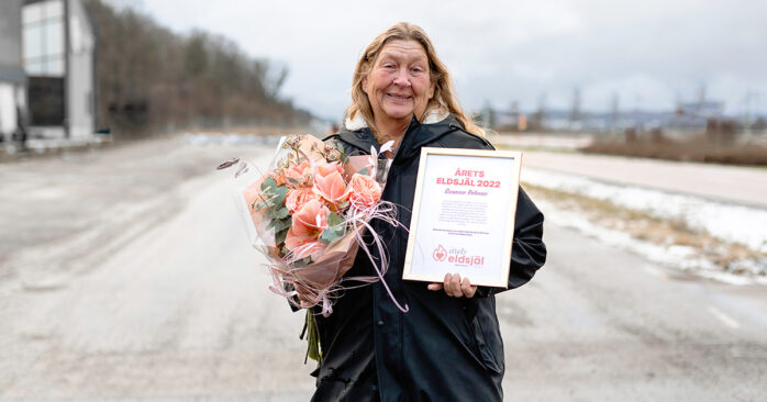 En glad Susanne Bohman uppmärksammades med ett diplom och blommor, men allra mest värmde läsarnas kärlek. Foto: Jessica Lindén.