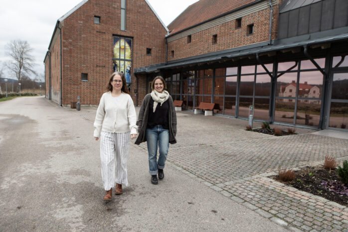 Marie Jonasson Schmidt och Liselotte Öhrling hälsar välkommen till Lödöse museum som erbjuder massor av roliga aktiviteter under de närmaste månaderna.