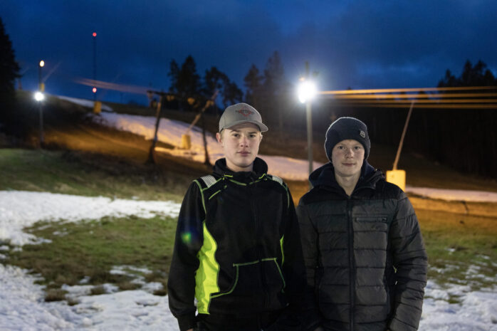 Calle Alm och Erik Carlsson är två av de yngre som ställer upp i Alebacken. Foto: Daniel Marsfeld.