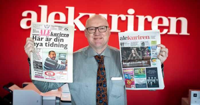 Alekuriren utkom första gången i maj 1996 och 27 år senare är den en av tre nominerade till ”Årets Lokala Nyhetstidning”. Det är en stolt chefredaktör som grävt fram det första exemplaret i arkivet. Bild: Daniel Marsfeld.