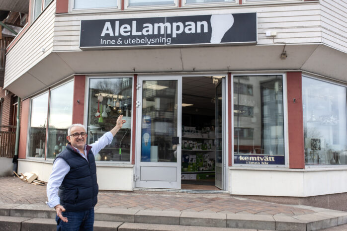 Irani Feredon låter pensionen vänta ett tag. Istället för att stänga butiken på Göteborgsvägen 94 flyttade han till en lokal i det som tidigare var Älvängen centrum. 