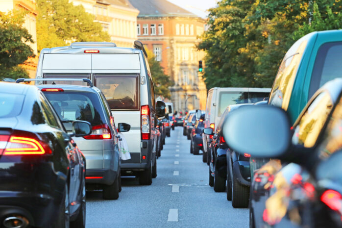 Risken för olyckor på vägarna ökar när många ger sig ut i påsktrafiken. Polisen uppmanar till försiktighet.