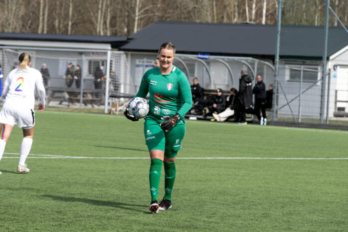 Gabriella Jonasson är tillbaka på fotbollsplanen efter en knäskada. LNIK:s målvakt ser fram emot att ställas mot IFK Göteborg den 28 april på Alevi. 