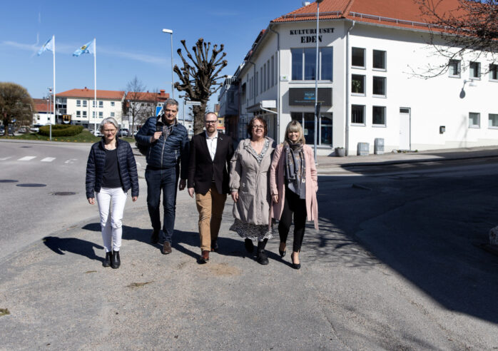 En målbild för centrumutveckling i Lilla Edet är nu beslutad. Här ses Elisabeth Linderoth, kommunchef, Christian Berg, ordförande Företagscentrum, Frej Dristig, kommunalråd, Kajsa Jernqvist, näringslivsutvecklare, och Julia Färjhage, kommunalråd.