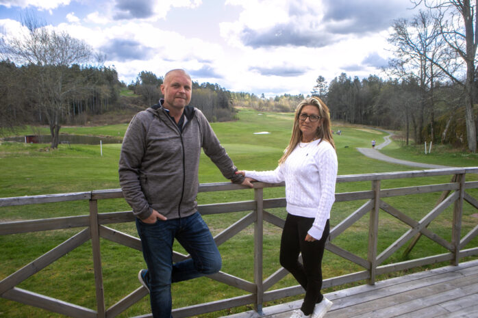 Tony Lindskog och Linda Hägglund har tagit över driften av golfbanan i Nödinge.