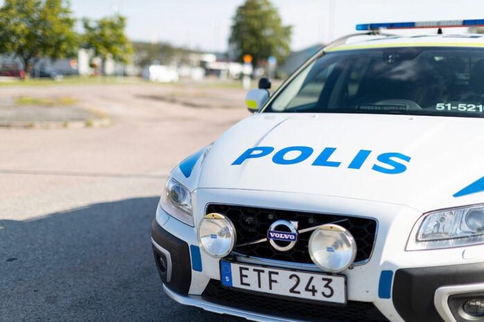 En man i 45-årsåldern döms för skadegörelse efter att ha slagit på en bil med ett tillhygge i centrala Älvängen. 