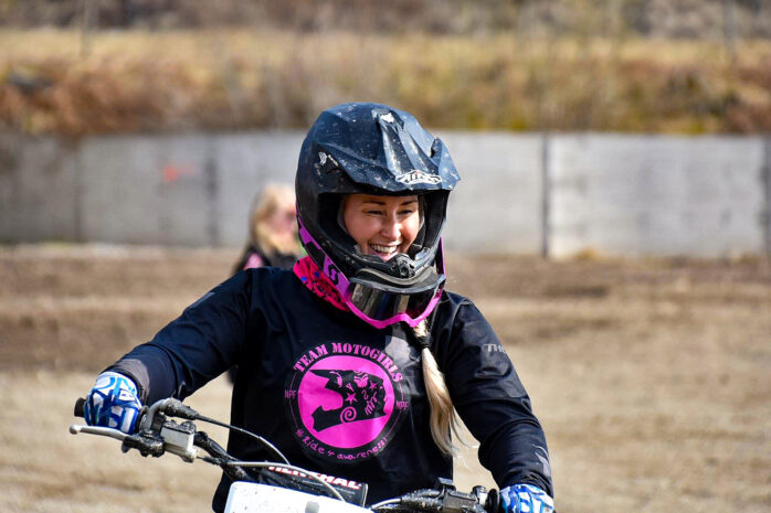 Anette Hallgren vill att fler ska kunna köra motocross. Hon har därför startat föreningen Team Motogirls. Bild: Johan Olsson. 